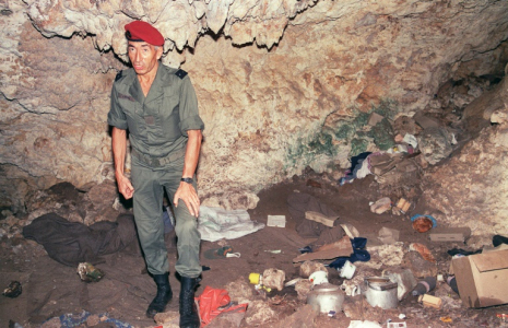 Le général Jacques Vidal pose le 6 mai 1988 dans la grotte de Gossanah, à Ouvéa, en Nouvelle-Calédonie, au lendemain de l'assaut du 05 mai 1988 a fait 21 morts, 19 Kanaks et deux militaires ( AFP / - )