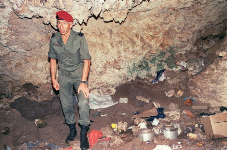 Le général Jacques Vidal pose le 6 mai 1988 dans la grotte de Gossanah, à Ouvéa, en Nouvelle-Calédonie, au lendemain de l'assaut du 05 mai 1988 a fait 21 morts, 19 Kanaks et deux militaires ( AFP / - )
