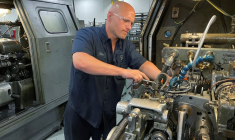 Un employé manipule l'une des machines de découpe de métaux dans l'usine de Gent Machine Co. à Cleveland