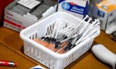 USA, INDE, JAPON ET AUSTRALIE S'ENGAGENT À FOURNIR UN MILLIARD DE DOSES DE VACCIN À L'ASIE