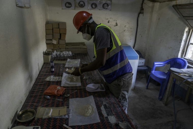 Un employé de KoBold Metals au laboratoire d'analyse d'échantillons de sol lors de l'exploration de lithium à Manono, dans le sud-est de la RDC, le 9 septembre 2026 ( AFP / GLODY MURHABAZI )