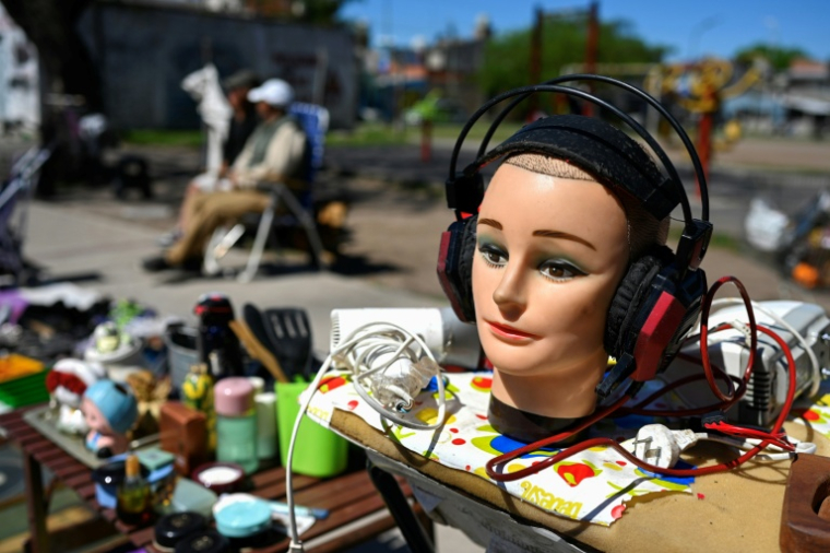 Des objets d'occasion vendus sur un marché de rue à Villa Fiorito, dans la banlieue de Buenos Aires, le 19 octobre 2025 en Argentine ( AFP / Luis ROBAYO )