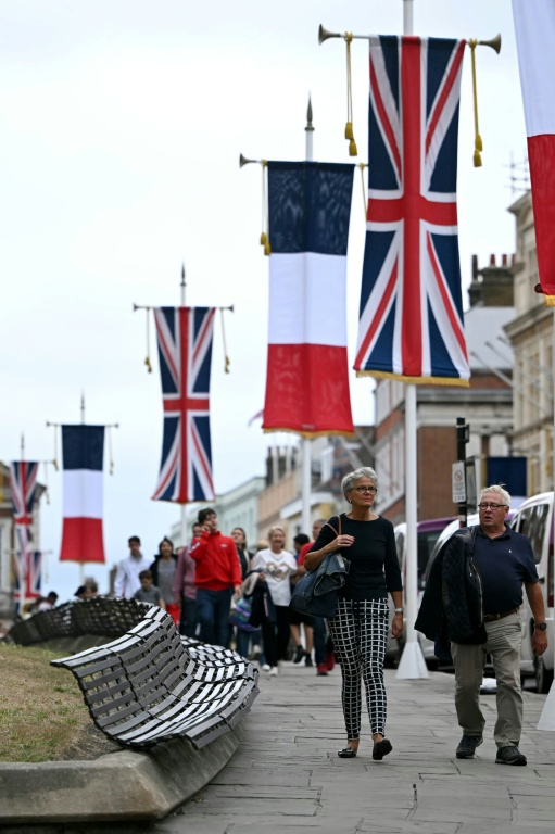 Les drapeaux britanniques et français flottent à Windsor, à l'ouest de Londres, le 6 juillet 2025, avant une visite d'Etat du président français Emmanuel Macron ( AFP / JUSTIN TALLIS )