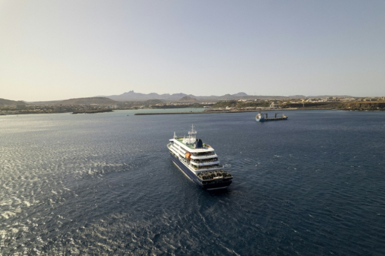 Le navire de croisière MV Hondius, près du port de Praia (Cap-Vert), le 3 mai 2026 ( AFP / - )