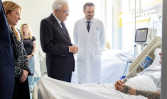 Photo publiée par les services de la présidence italienne montrant le président Sergio Mattarella (C) et la présidente du Conseil Giorgia Meloni (G) au chevet d'une des victimes renversées par un conducteur ayant des antécédents psychiatriques, le 17 mai 2026 à Modène ( AFP / Paolo Giandotti )