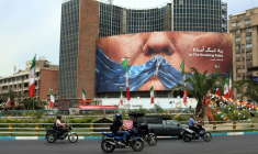 Une affiche géante représentant le président américain Donald Trump et le détroit d'Ormuz, sur la place Valiasr, à Téhéran, le 28 mai 2026 en Iran ( AFP / - )