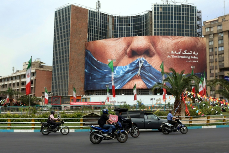 Une affiche géante représentant le président américain Donald Trump et le détroit d'Ormuz, sur la place Valiasr, à Téhéran, le 28 mai 2026 en Iran ( AFP / - )
