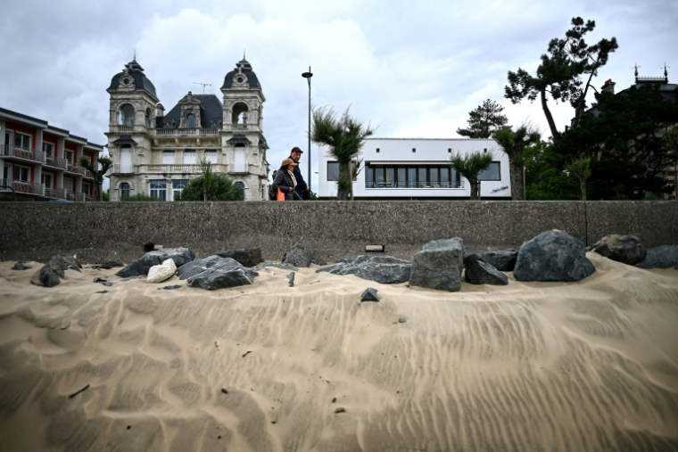 Une villa des années 1950, à droite, et une autre de la fin du XIXe siècle, à gauche, face à la mer à Royan, en Charente-Maritime, le 21 mai 2025 ( AFP / Christophe ARCHAMBAULT )