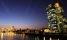 Le quartier bancaire se profile à l'horizon au coucher du soleil à Francfort