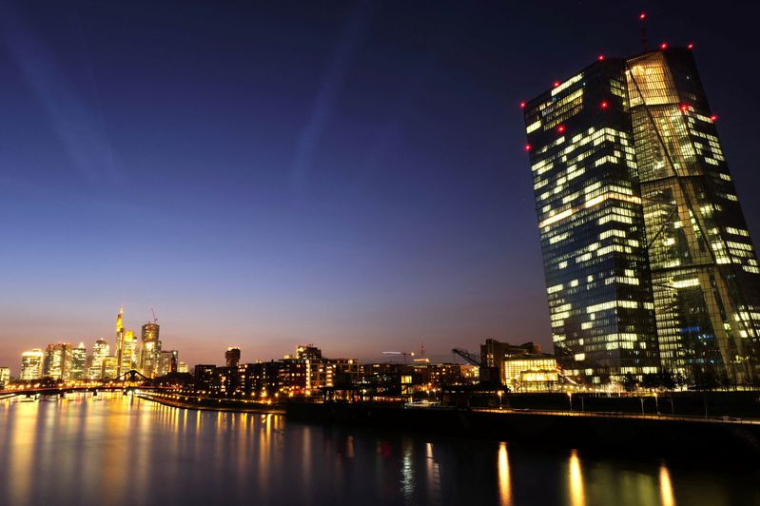 Le quartier bancaire se profile à l'horizon au coucher du soleil à Francfort