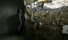 Fatima Al-Nassar, une Palestinienne vivant au Liban, dans les décombres de son appartement mitoyen d'un autre bâtiment frappé en janvier par un bombardement israélien dans le village de Qannarit, au sud du Liban, le 16 février  2026 ( AFP / Joseph EID )