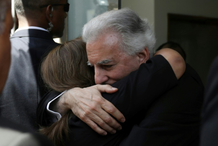 La présidente du Pérou, Dina Boluarte, présente ses condoléances à Álvaro Vargas Llosa, fils aîné du défunt écrivain hispano-péruvien Mario Vargas Llosa, devant l'immeuble de ce dernier dans le quartier de Barranco à Lima, le 14 avril 2025 ( AFP / CONNIE FRANCE )