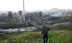 Un visiteur descend un terril près d'aciéries abandonnées à Charleroi, dans le sud de la Belgique, le 11 mars 2026 ( AFP / Nicolas TUCAT )