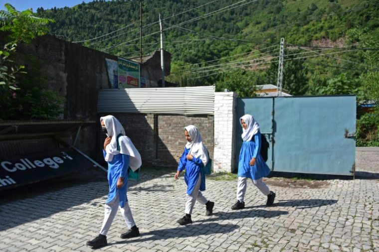 Des élèves arrivent à leur école dans le village frontalier de Chakothi, près de la ligne de contrôle (LoC) au Cachemire administré par le Pakistan, le 13 mai 2025 ( AFP / Sajjad QAYYUM )