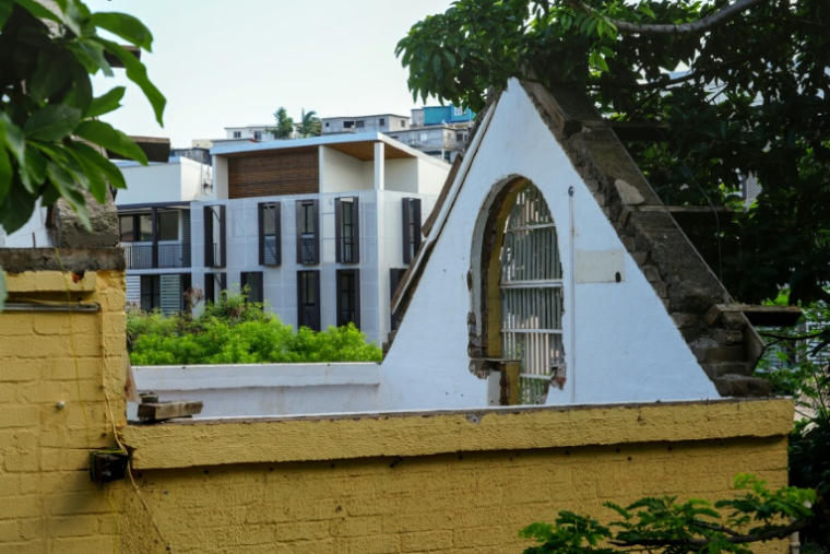 Un bâtiment dont le toit a été arraché à Mamoudzou, un an après le passage du cyclone Chido à Mayotte, le 2 décembre 2025 ( AFP / Marine GACHET )