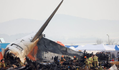 Des personnes travaillent sur le site où un avion est sorti de piste et s'est écrasé à l'aéroport international de Muan, à Muan, en Corée du Sud