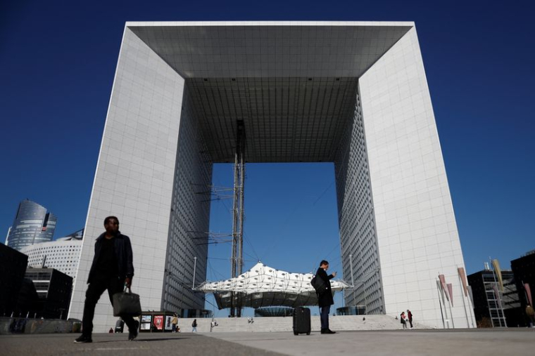 Gratte-ciel de bureaux dans le quartier d'affaires de La Défense à Paris
