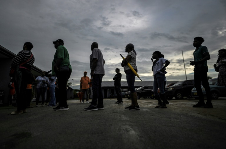Des électeurs attendent pour voter lors des élections législatives, le 25 mai 2025 à Paramaribo, au Suriname ( AFP / Juan BARRETO )