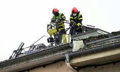 Des pompiers interviennent sur le bâtiment où s'est déclaré dans la nuit un incendie mortel à Neuves-Maisons, en Meurthe-et-Moselle, le 30 novembre 2025 ( AFP / Jean-Christophe VERHAEGEN )