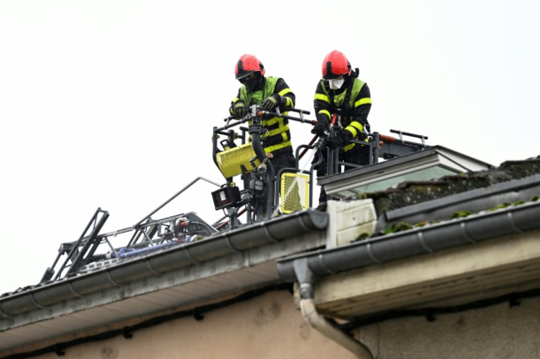 Des pompiers interviennent sur le bâtiment où s'est déclaré dans la nuit un incendie mortel à Neuves-Maisons, en Meurthe-et-Moselle, le 30 novembre 2025 ( AFP / Jean-Christophe VERHAEGEN )