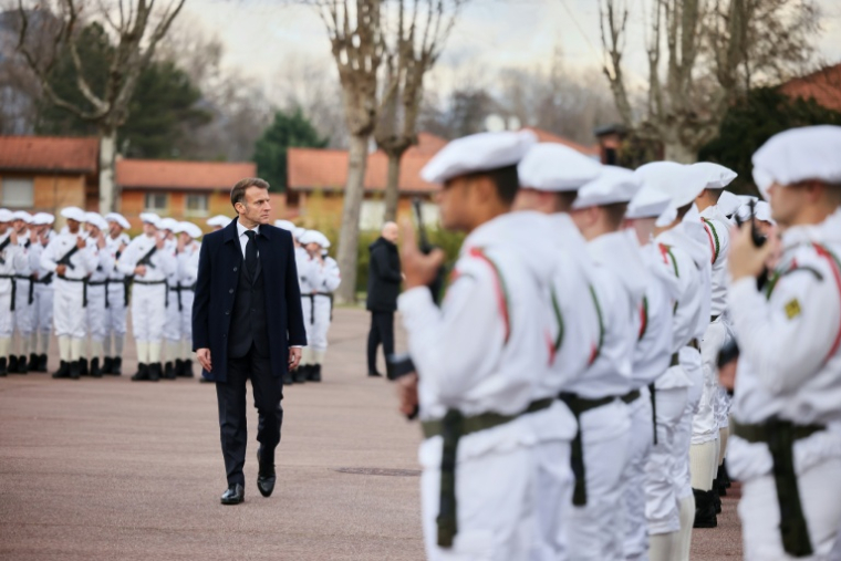 Le chef de l'Etat Emmanuel Macron passe en revue les troupes de la 27e Brigade d'infanterie de montagne à Varces en Isère, le 27 novembre 2025 ( POOL / Thomas Padilla )