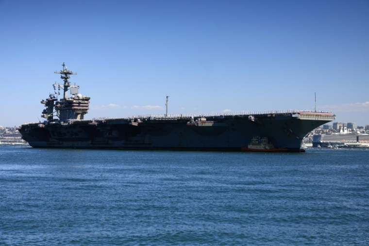Le porte-avions américains USS Abraham Lincoln arrive sur la base navale de San Diego, en Californie, le 8 octobre 2026 ( AFP / David Swanson )