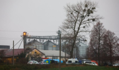 Des policiers travaillent sur le site d'une explosion à Przewodow, en Pologne