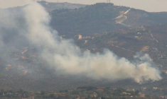 De la fumée s'élève de Kfar Kila, au milieu des hostilités transfrontalières entre le Hezbollah et les forces israéliennes, comme le montre la photo de Marjayoun, près de la frontière avec Israël