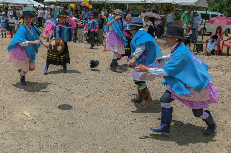 Des particpantes au tournoi annuel de football féminin "Botte, poncho et chapeau" à Jenesano, le 18 août 2025 en Colombie ( AFP / Luis ACOSTA )
