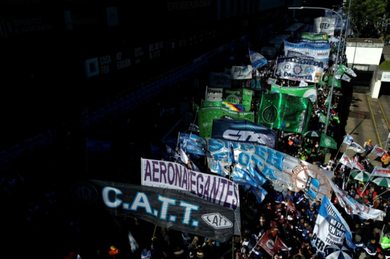Des membres d'organisations sociales et de syndicats manifestent contre le gouvernement du président Javier Milei, le 25 juin 2025 à Buenos Aires, en Argentine ( AFP / Luis ROBAYO )