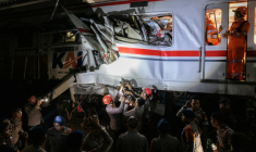 Des secouristes sur le site  où une locomotive de train de voyageurs a percuté le wagon arrière d'un train de banlieue à la gare de Bekasi Timur,  le 28 avril 2026 à Bekasi, en Indonésie ( AFP / Yasuyoshi Chiba )
