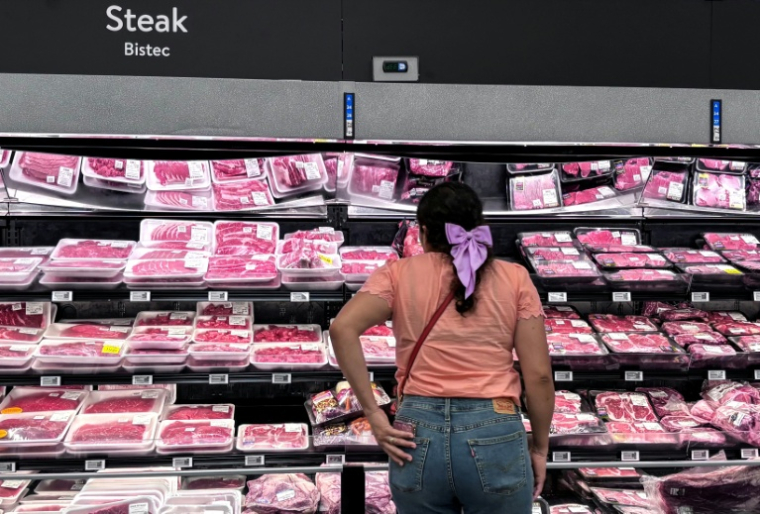 Une cliente devant un rayon de viande de boeuf dans un supermarchéde Houston, le 2 septembre 2026 au Texas ( AFP / RONALDO SCHEMIDT )