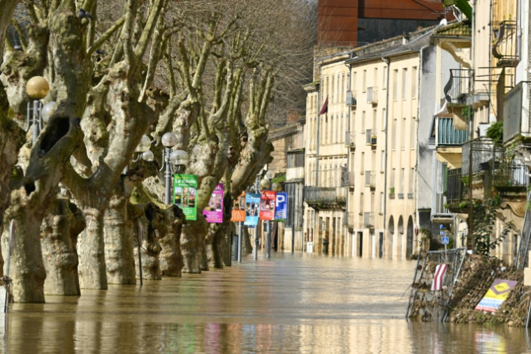 Rue inondée par la crue de la Garonne, à La Réole, en Gironde, le 21 février 2026 ( AFP / Gaizka IROZ )