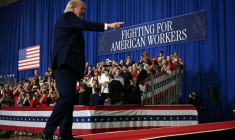 Le président Donald Trump à Suffern (banlieue de New York) le 22 mai 2026, devant une affiche proclamant "Se battre pour les travailleurs américains" ( AFP / Brendan SMIALOWSKI )