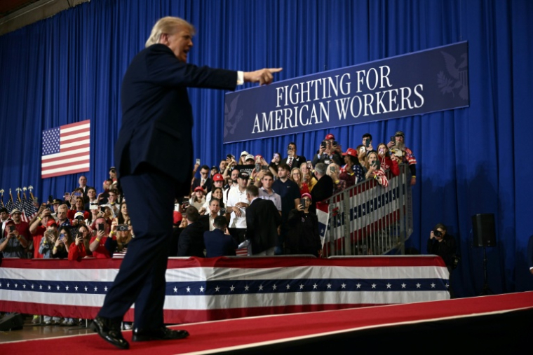 Le président Donald Trump à Suffern (banlieue de New York) le 22 mai 2026, devant une affiche proclamant "Se battre pour les travailleurs américains" ( AFP / Brendan SMIALOWSKI )