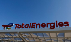 Le logo de TotalEnergies sur une station-service à Drancy