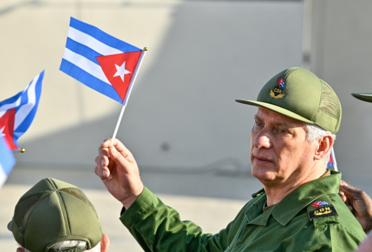 Le président cubain Miguel Diaz-Canel, le 22 mai 2026 pendant une manifestation de soutien à son prédécesseur Raul Castro devant l'ambassade des Etats-Unis à La Havane ( AFP / ADALBERTO ROQUE )