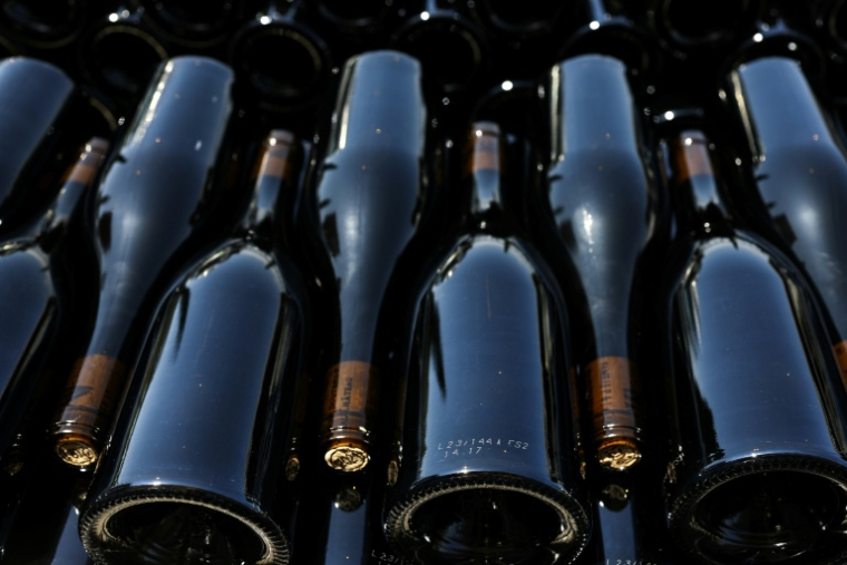 Des bouteilles de vin Corbieres, dans le sud de la France, le 24 mai 2023 ( AFP / Charly TRIBALLEAU )