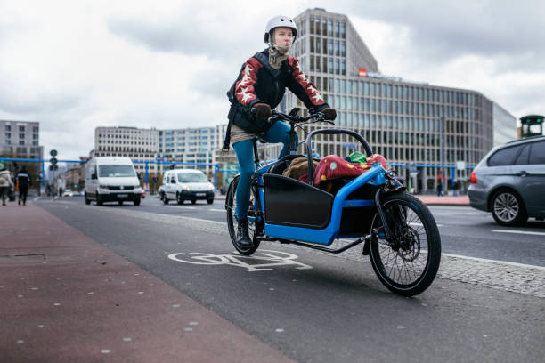 Le vélo-cargo est un moyen de transport économique et durable, qui peut se louer. ( crédit photo : Getty Images )