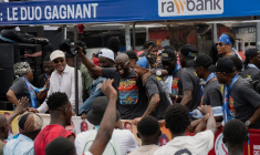 Des fans célèbrent l'accueil de l'équipe nationale de football de la République démocratique du Congo après sa qualification pour la Coupe du monde 2026, à Kinshasa
