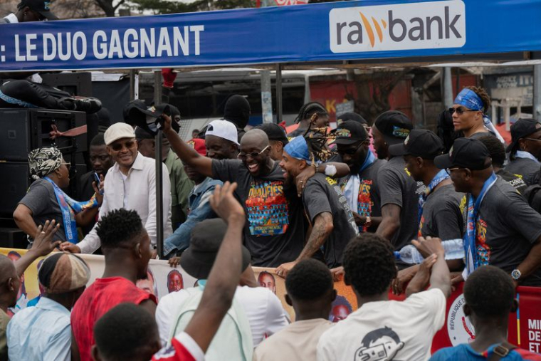 Des fans célèbrent l'accueil de l'équipe nationale de football de la République démocratique du Congo après sa qualification pour la Coupe du monde 2026, à Kinshasa