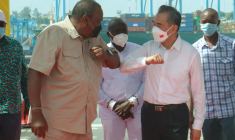 La Chine est le deuxième bailleur de fonds du Kenya, après la Banque mondiale (ici l'ancien président kenyan Uhuru Kenyatta et le ministre chinois des Affaires étrangères Wang Yi, sur le chantier du nouveau terminal pétrolier de Mombasa, en janvier 2022) ( AFP / - )