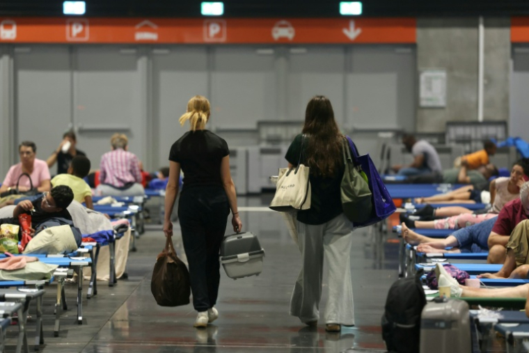 Des personnes évacuées à cause des incendies accueillies au Parc des Expositions de Bordeaux, le 25 juillet 2026 ( AFP / Alain JOCARD )