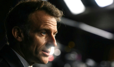 Emmanuel Macron s'adresse aux médias, le 12 février 2026 à Rijkhoven, en Belgique ( AFP / NICOLAS TUCAT )