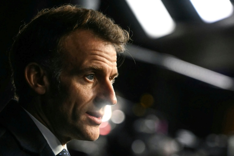 Emmanuel Macron s'adresse aux médias, le 12 février 2026 à Rijkhoven, en Belgique ( AFP / NICOLAS TUCAT )