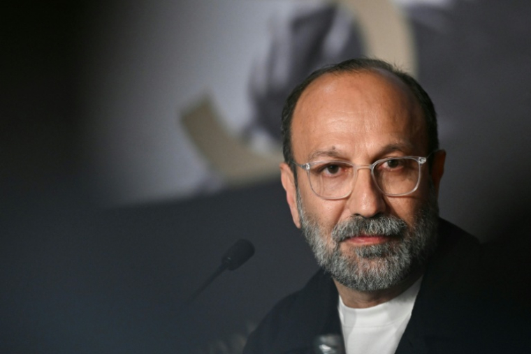 Le réalisateur iranien Asghar Farhadi participe à une conférence de presse pour le film "Histoires parallèles" lors de la 79e édition du Festival de Cannes, à Cannes, dans le sud de la France, le 15 mai 2026 ( AFP / Julie SEBADELHA )