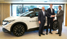 Ivan Espinosa (g), PDG de Nissan Motor, Alex Kendall (c), PDG de Wayve Technologies, et Sarfraz Maredia (d), de chez Uber Technologies, devant un prototype de véhicule à Tokyo le 12 mars 2026 ( AFP / Kazuhiro NOGI )