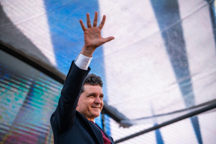 Nicusor Dan, candidat centriste à la présidentielle roumaine, lors d'un meeting électoral à Bucarest, le 11 mai 2025 ( AFP / Mihai Barbu )