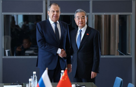 Le ministre russe des Affaires étrangères Sergueï Lavrov serre la main du ministre chinois des Affaires étrangères Wang Yi lors d'une réunion en marge d'un sommet du Groupe des 20 (G20) à Johannesburg, en Afrique du Sud