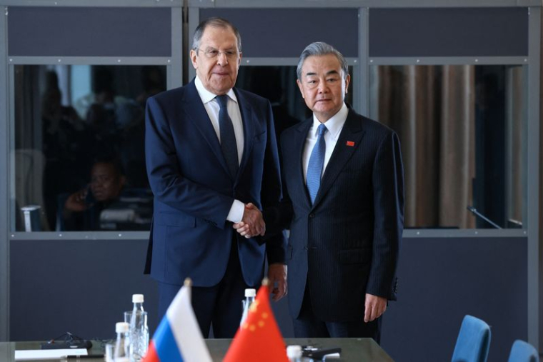 Le ministre russe des Affaires étrangères Sergueï Lavrov serre la main du ministre chinois des Affaires étrangères Wang Yi lors d'une réunion en marge d'un sommet du Groupe des 20 (G20) à Johannesburg, en Afrique du Sud